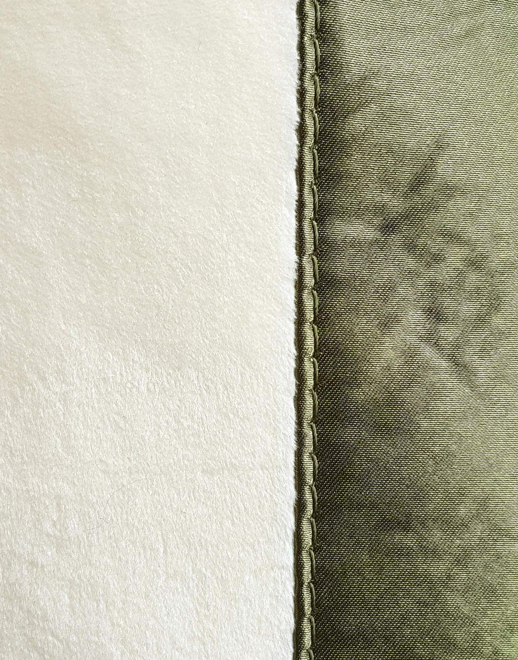  Kiyomi Satin + Velvet Tote Bag in Farbe Natural/Olive Green