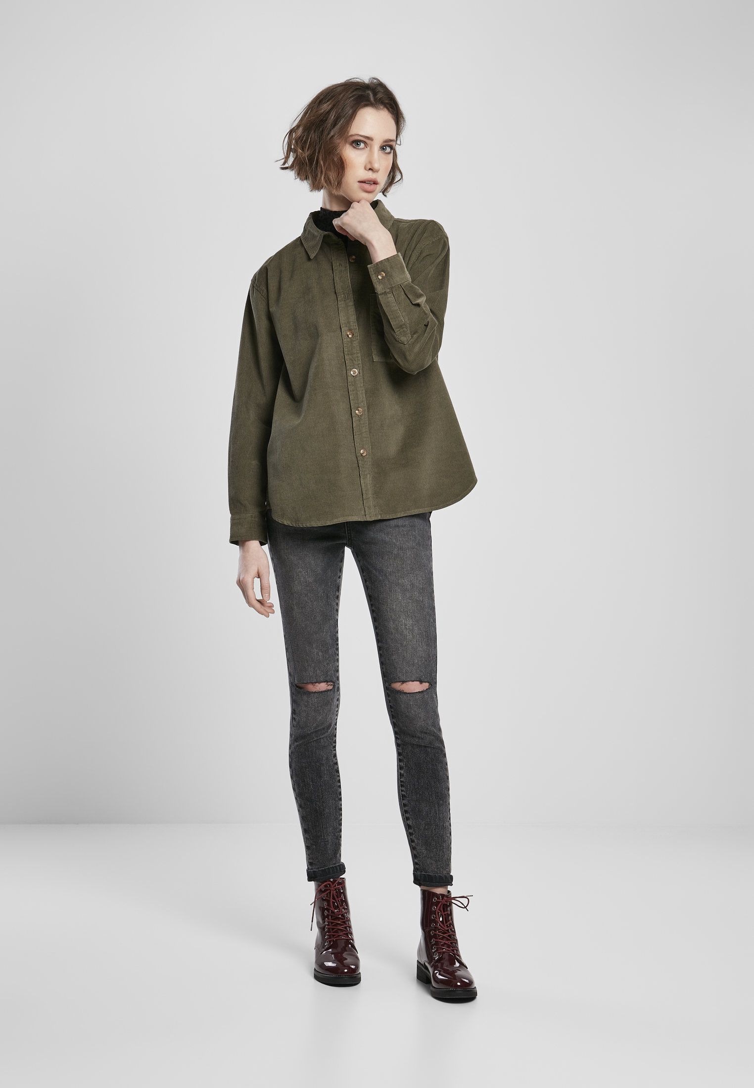 Curvy Ladies Corduroy Oversized Shirt in Farbe olive