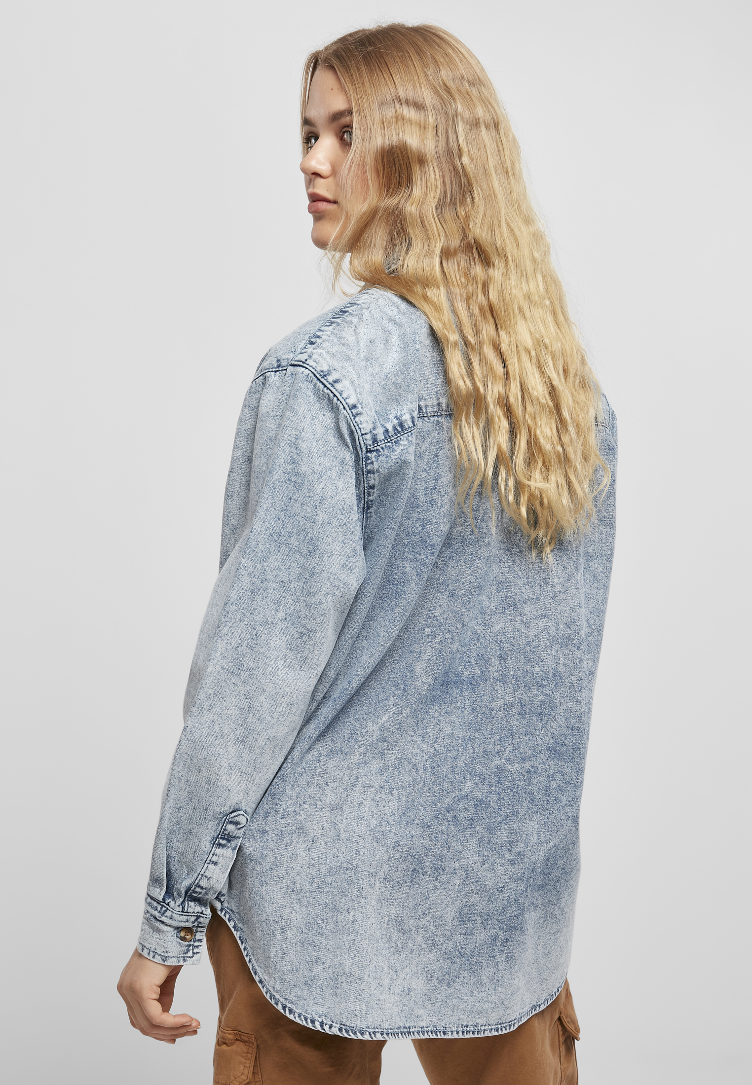 Curvy Ladies Denim Oversized Shirt in Farbe light skyblue acid washed