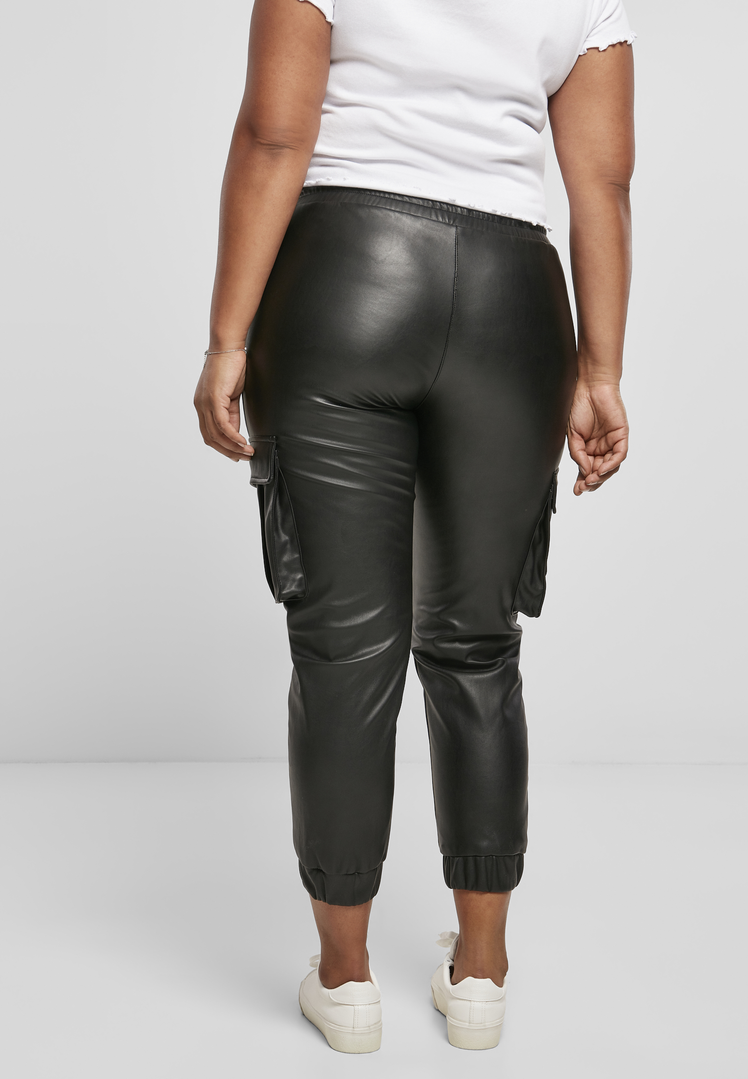 Curvy Ladies Faux Leather Cargo Pants in Farbe black