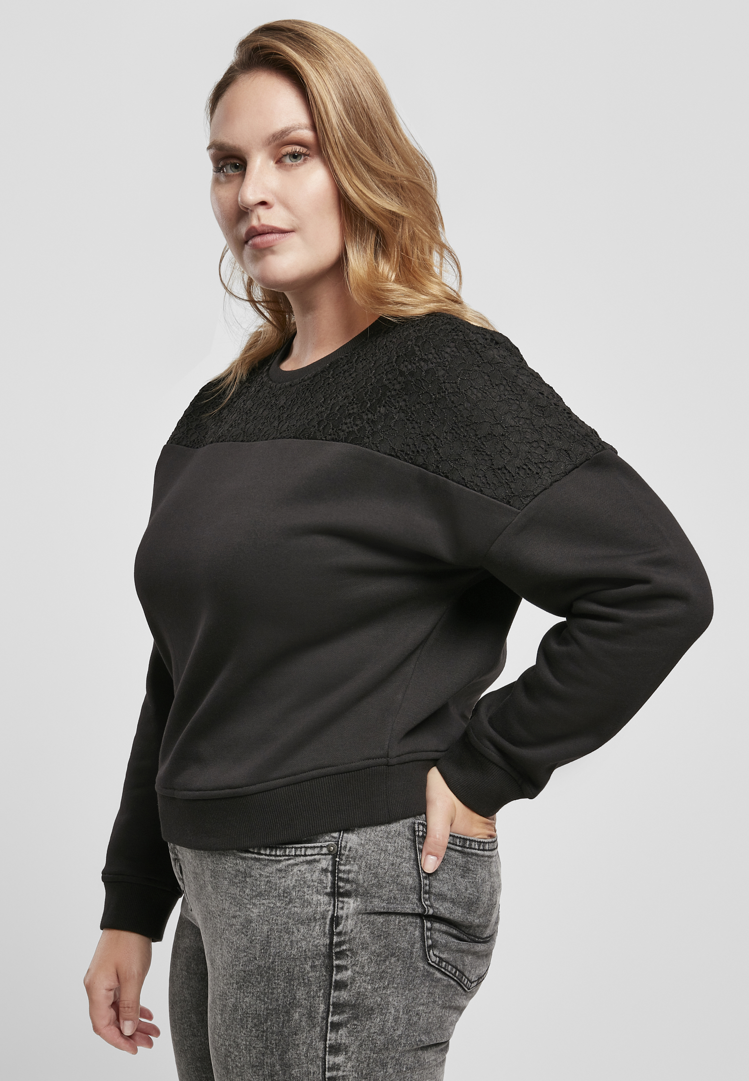 Curvy Ladies Short Oversized Lace Inset Crew in Farbe black