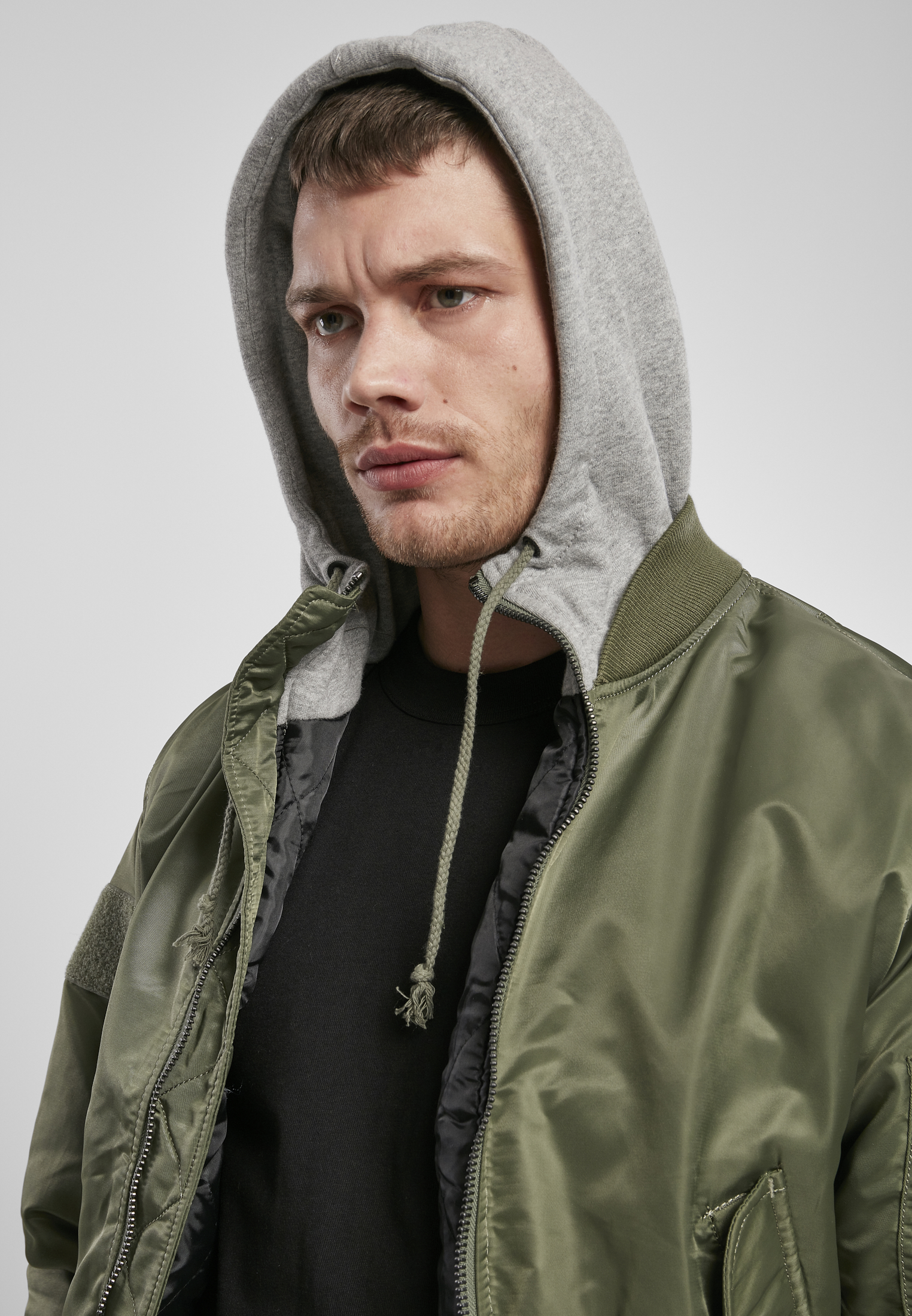 Jacken Hooded MA1 Bomber Jacket in Farbe olive/grey