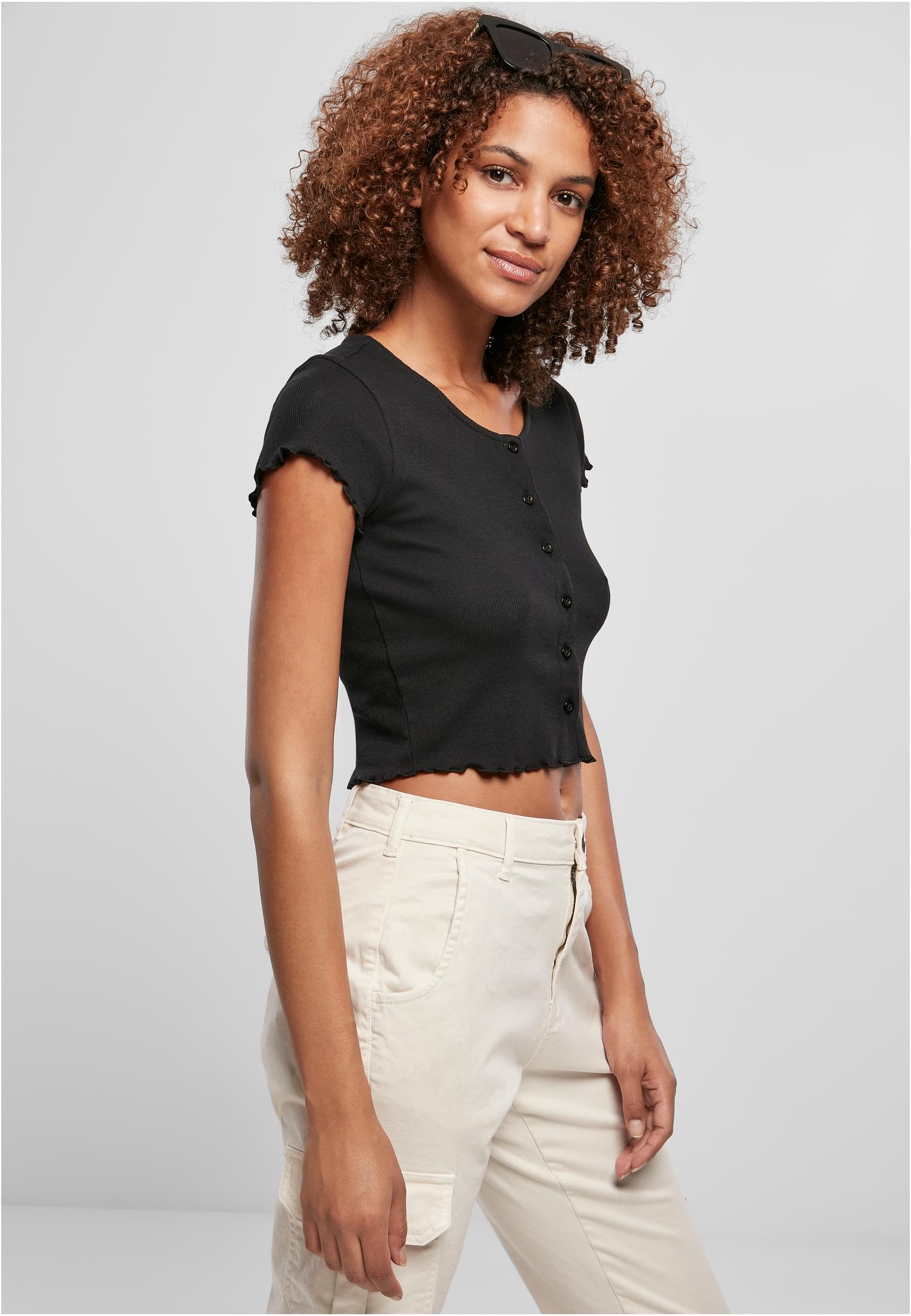 Frauen Ladies Cropped Button Up Rib Tee in Farbe black