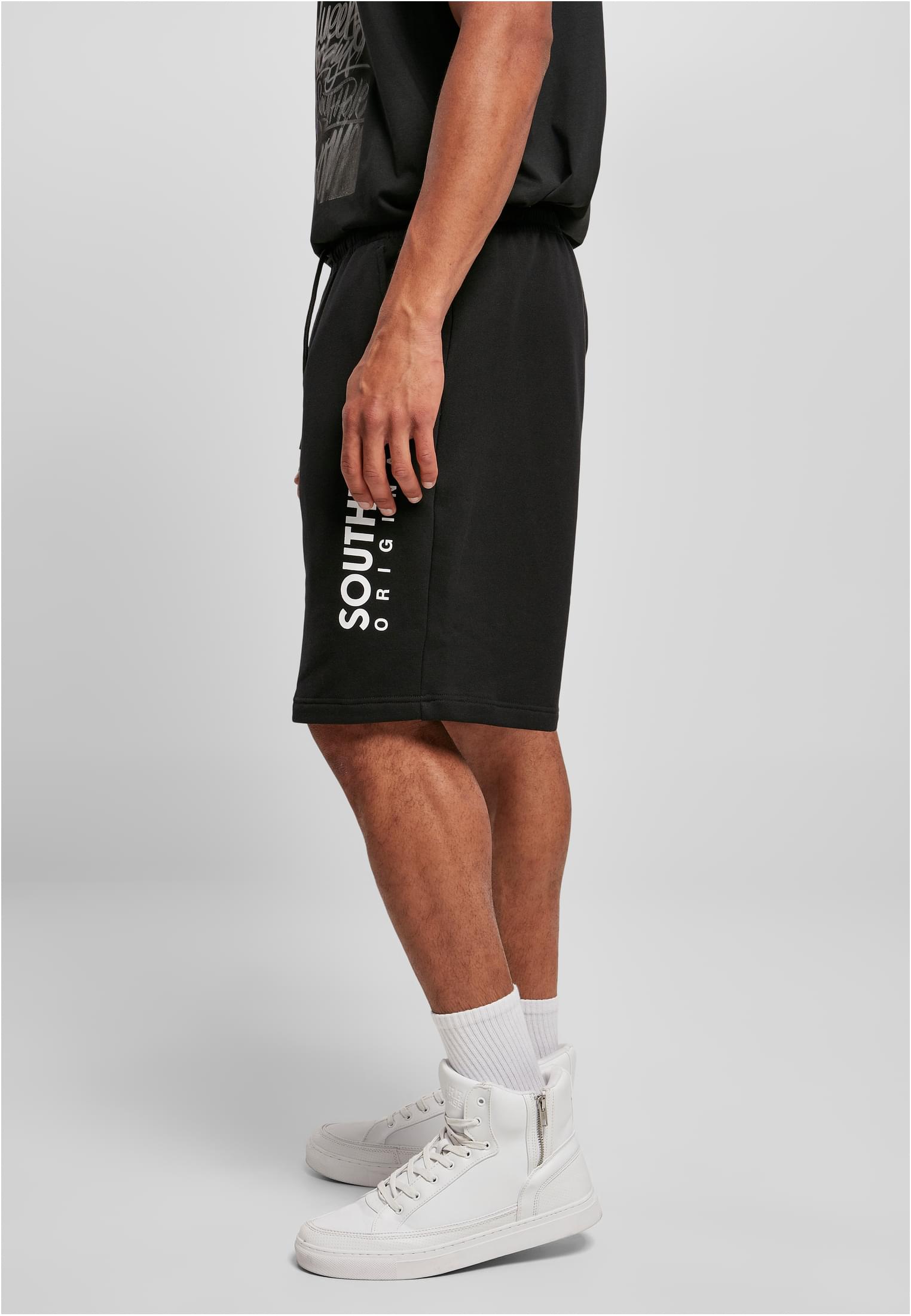 Saisonware Southpole Basic Sweat Shorts in Farbe black