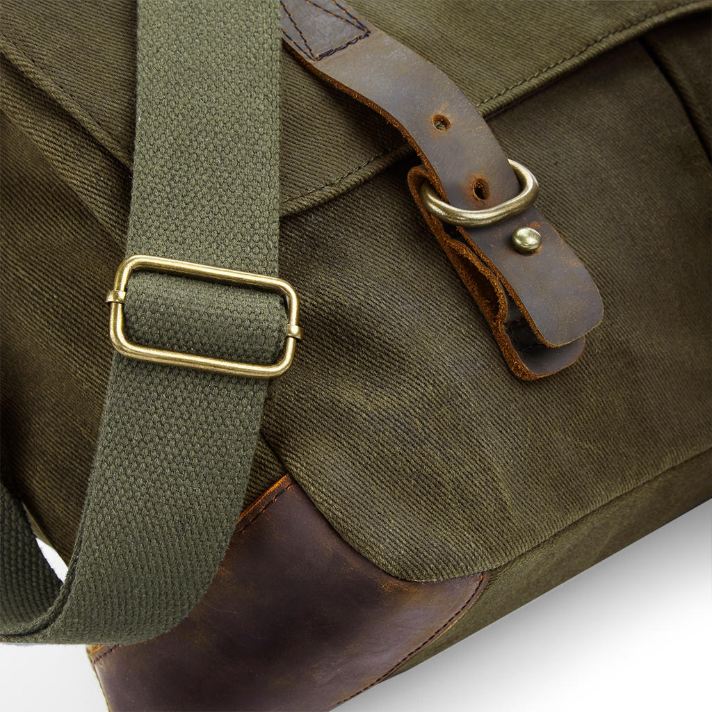  Heritage Waxed Canvas Messenger in Farbe Black
