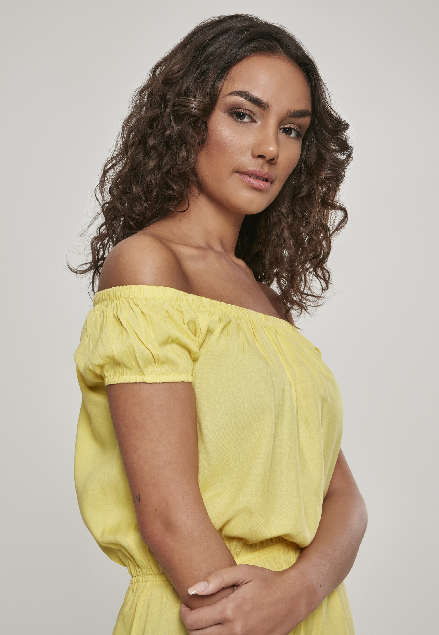 Curvy Ladies Off Shoulder Short Jumpsuit in Farbe brightyellow