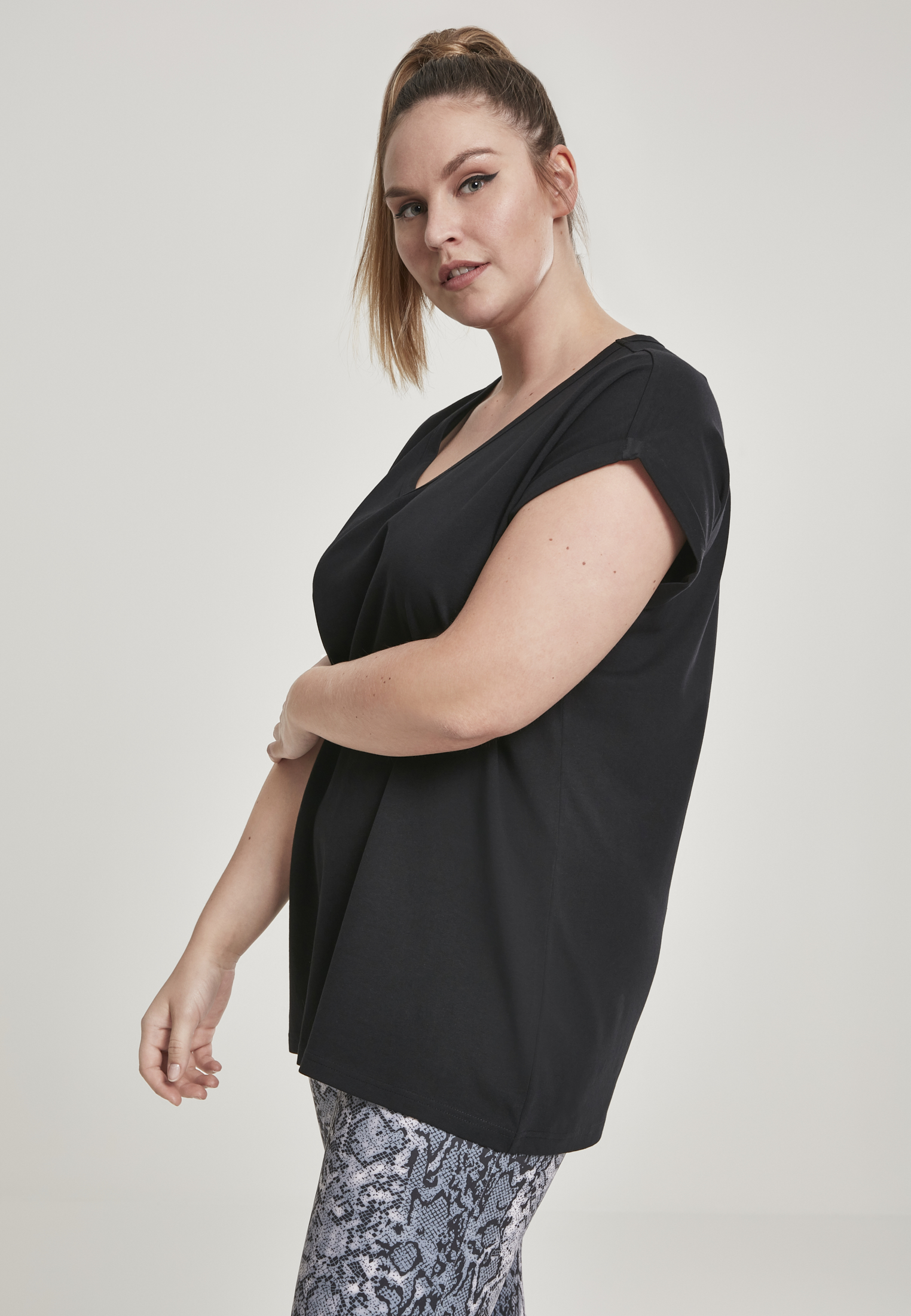 T-Shirts Ladies Round V-Neck Extended Shoulder Tee in Farbe black