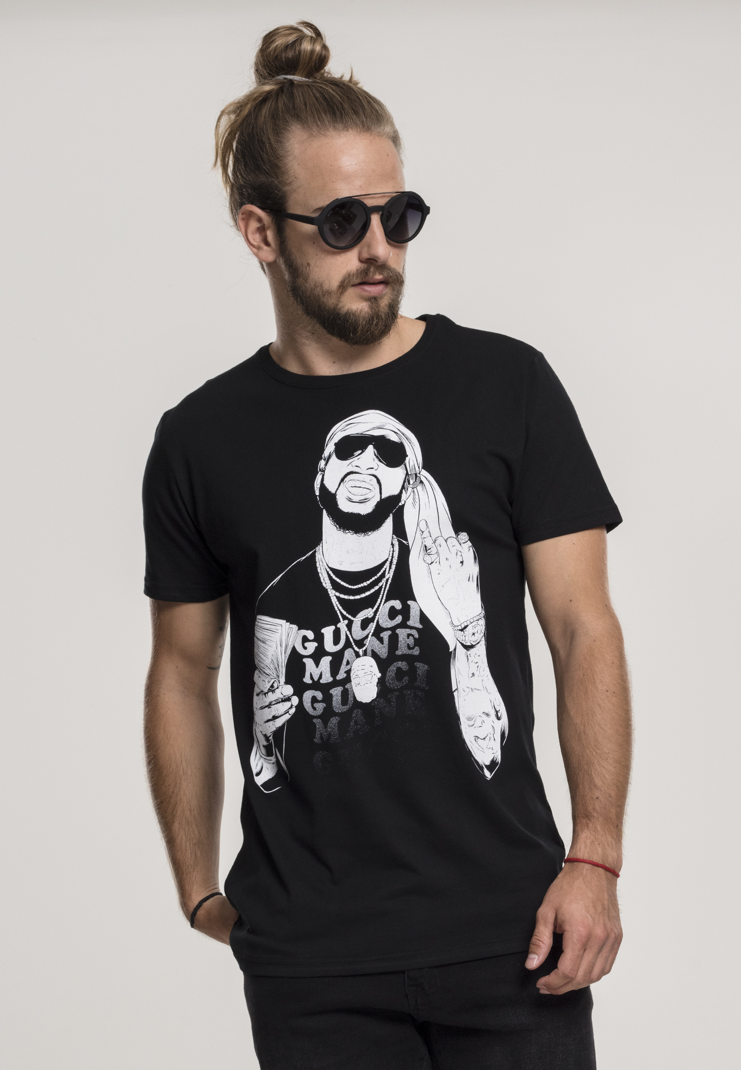 T-Shirts Gucci Mane Pinkies Up Tee in Farbe black