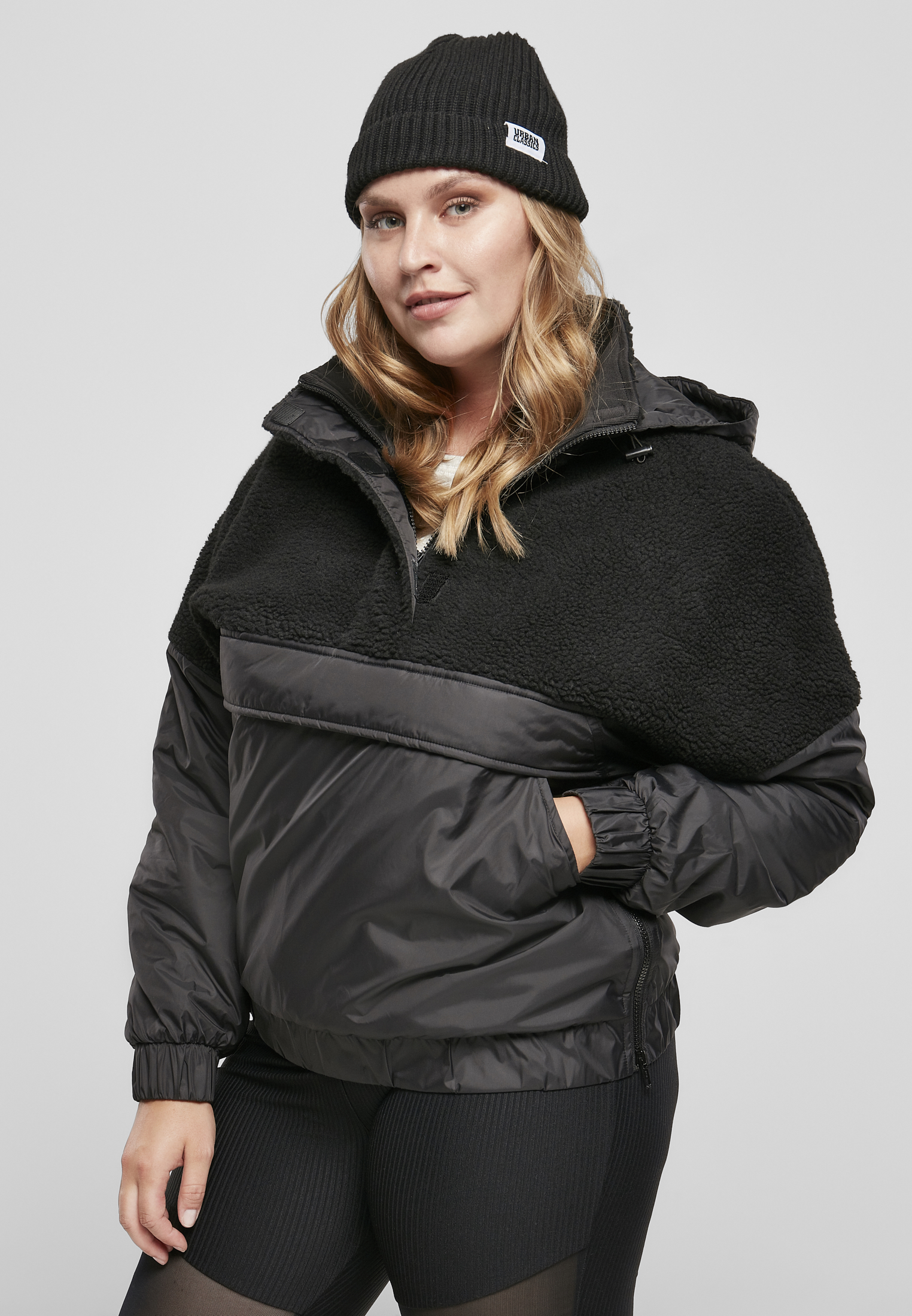 Curvy Ladies Sherpa Mix Pull Over Jacket in Farbe black/black