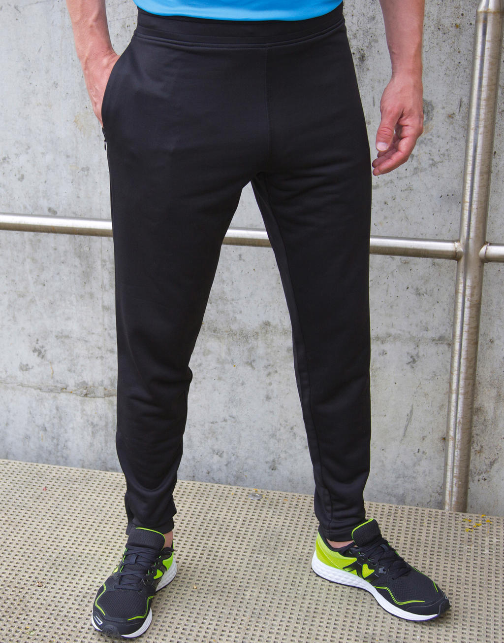  Slim Fit Jogger in Farbe Black